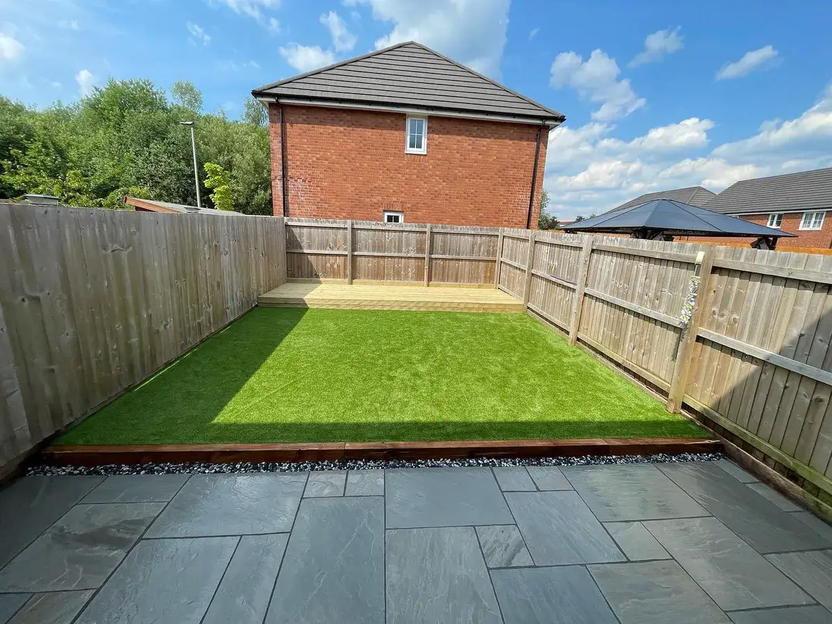 Hedge and shrub planting in Tyldesley